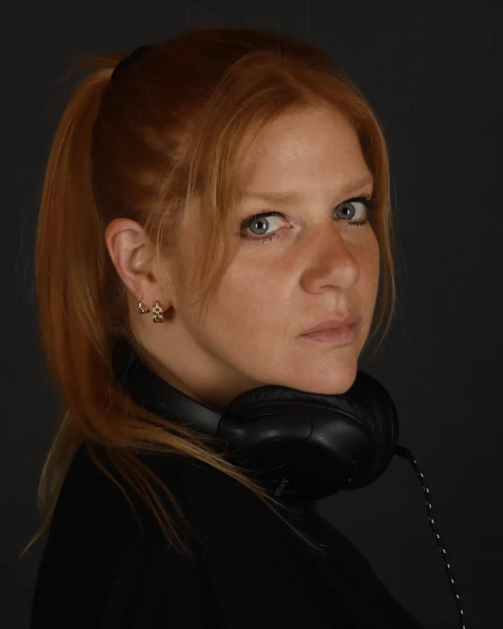 Portrait de MYA STØNE, casque autour du cou